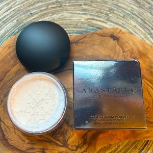 Anastasia Beverly Hills Mini Loose Setting Powder in Translucent